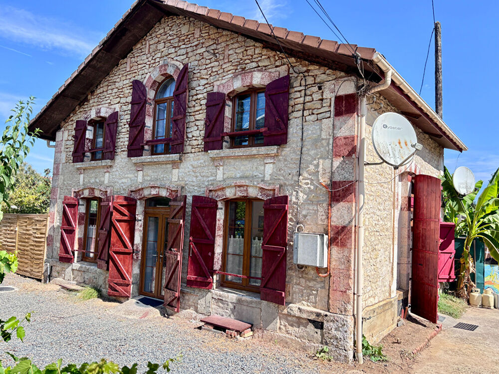 Vente Maison Maison de caractère rénovée avec cour et garage, à distance de marche du centre-ville. Ruffec