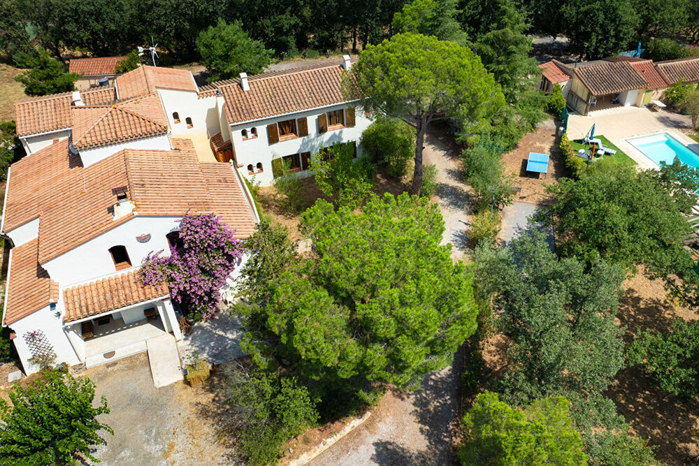 domaine avec Gîtes, deux maisons et roulotte.