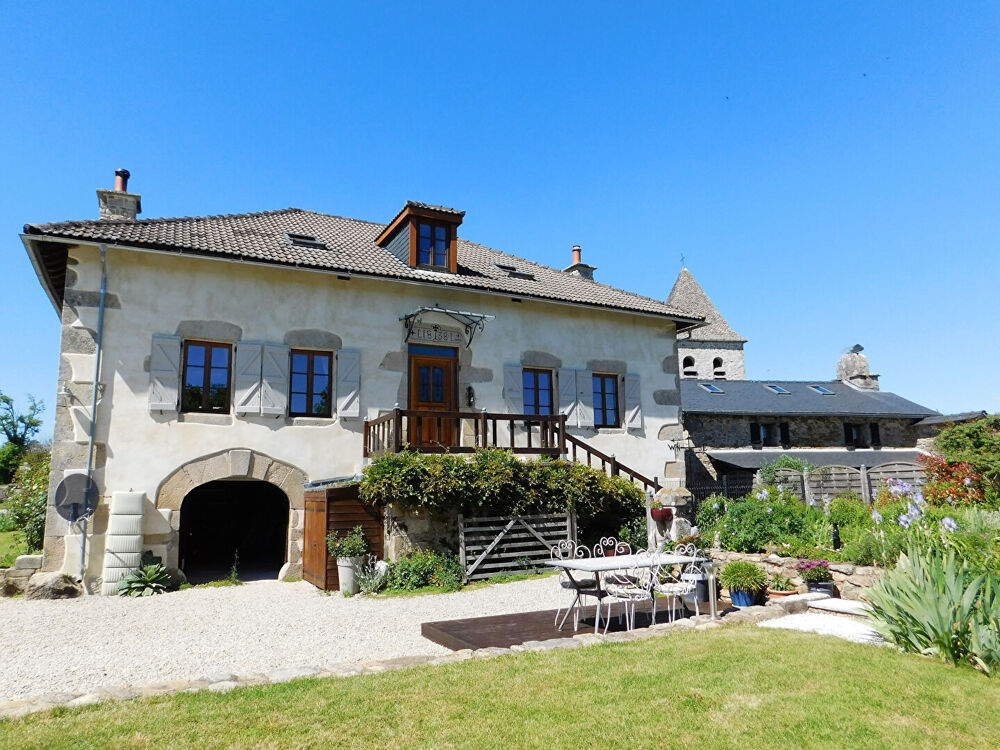 CORREZE. St Julien le Pelerin. Magnifique maison en pierre de 3 chambres avec gîte, grange avec écuries et terrain de 28 270 m².