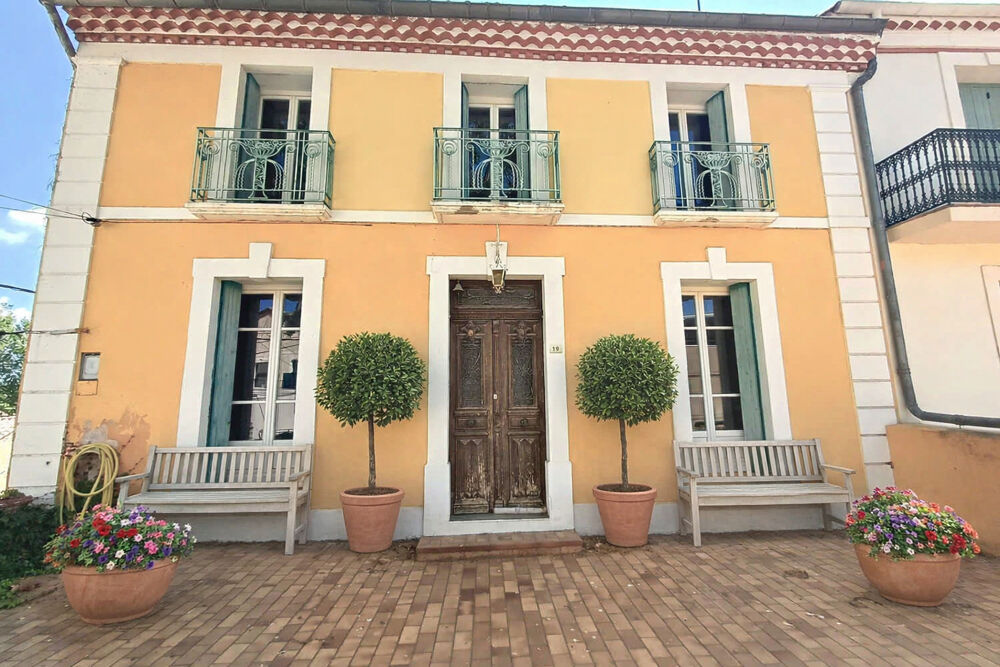 Superbe maison de vigneron avec grand garage, terrasses et jardin.