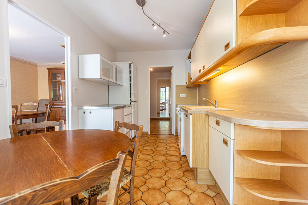 AGENCE IMMOBILIERE LAFORET - "CHÊNE" - ANNECY - APPARTEMENT TRAVERSANT T5 - VERANDA - CAVE - GARAGE DOUBLE en sus (HSP : 3m10) -