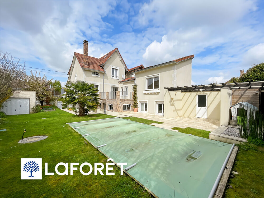 Maison avec piscine et panneaux solaires à vendre à Sainte-Geneviève-des-Bois