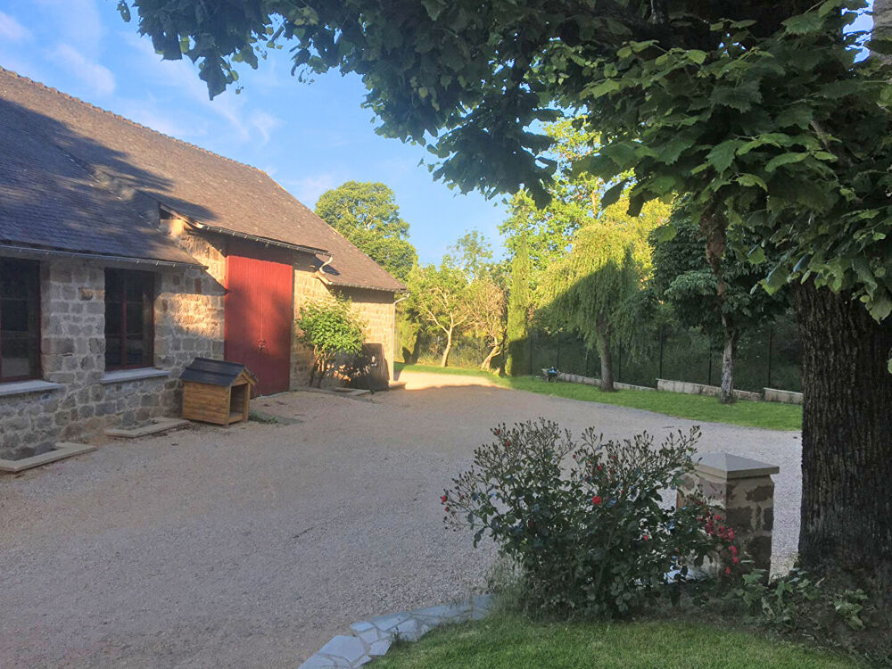 CORREZE. Proche BRIVE-LA-GAILLARDE. Maison en pierre avec 6 chambres, un gîte de 2 chambres, une grange, 2 écuries et un hangar