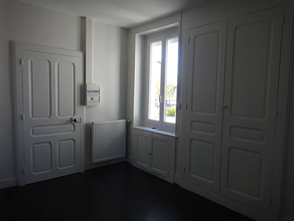 Loue Bourg, proche centre ville, T1 entièrement rénové
