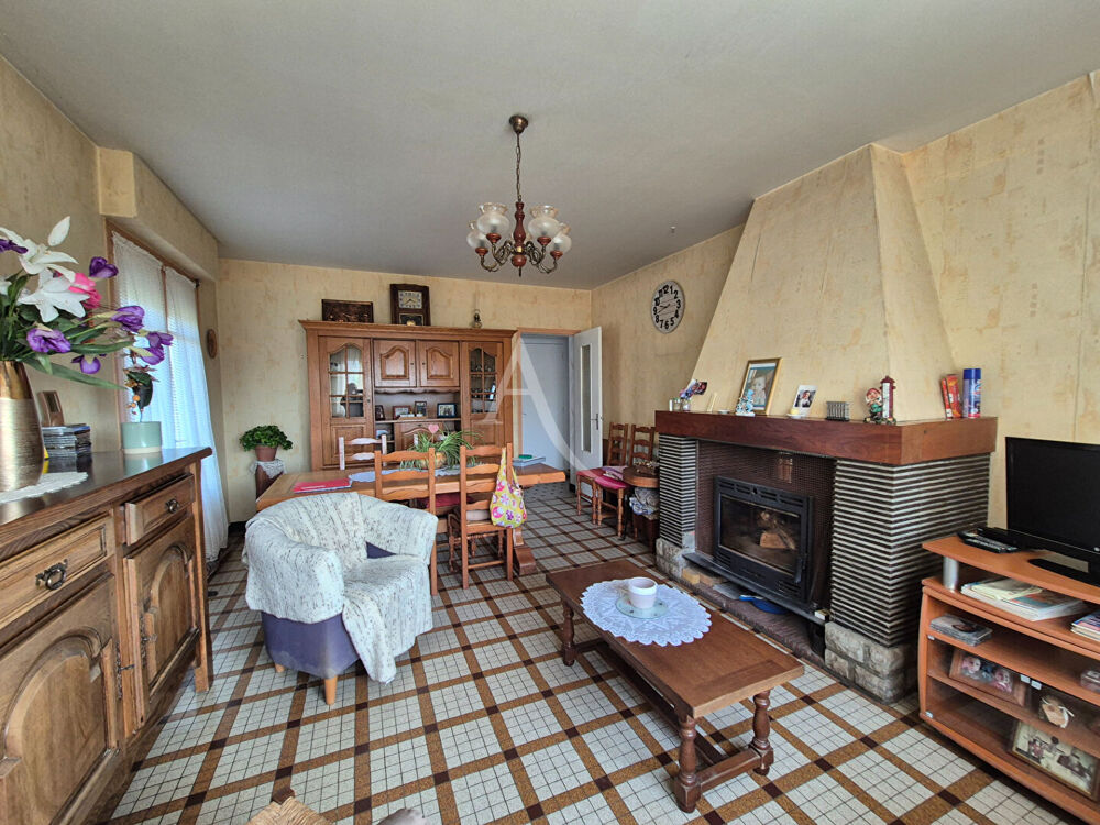 Une maison familiale pleine de potentiel sur un grand terrain clôturé? à découvrir sans tarder !