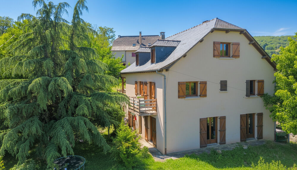 Maison d'environ 255 m² avec 2 Logements + 954 m² de terrain