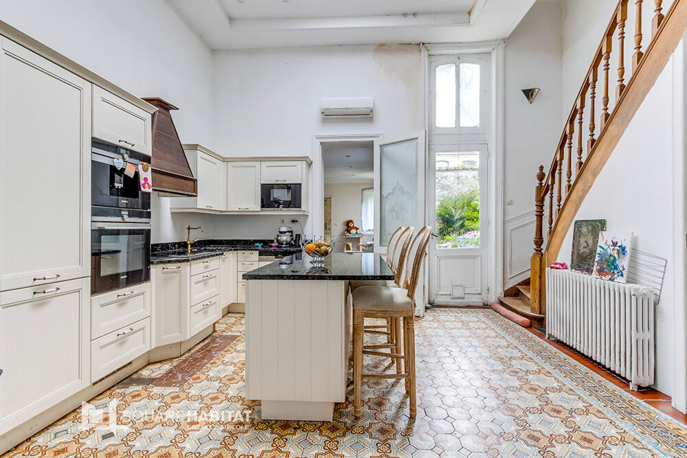EXCLUSIVITÉ! MAISON DE MAÎTRE SEMI-MITOYENNE À ROUBAIX ! 214 m² ! 5 Chambres, salle de jeux, jardin, dépendance 60m², places de