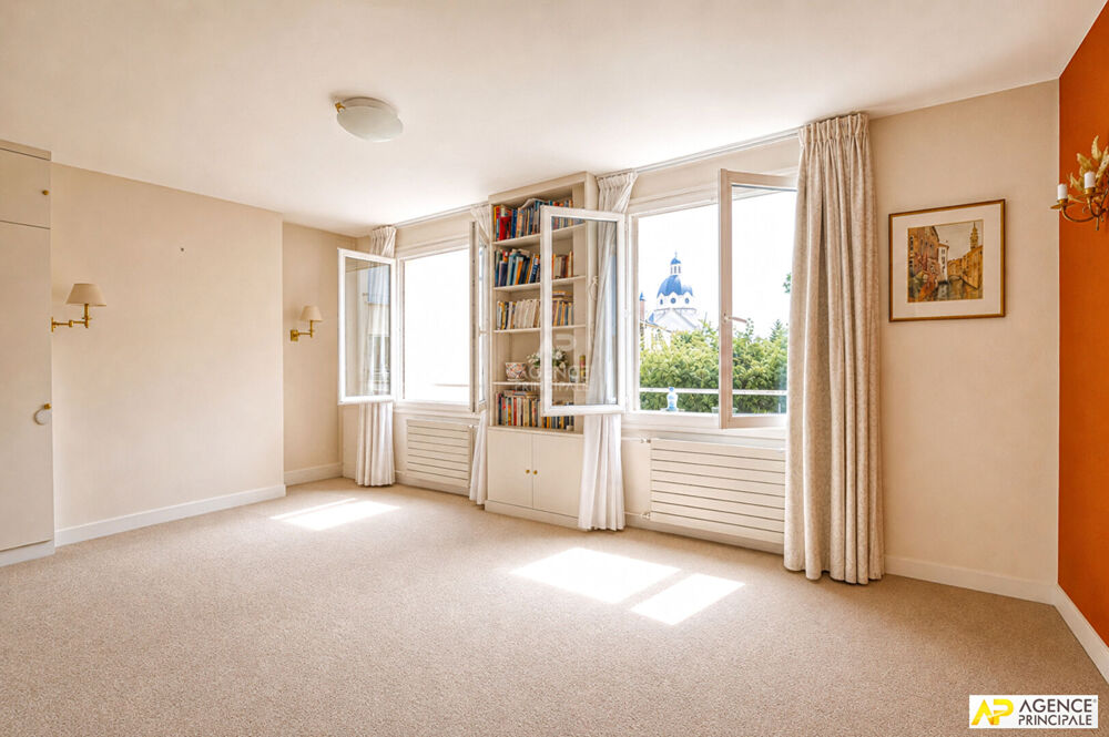 Vente Appartement Versailles Rive-Droite Appartement 5 pièces 121 m² carrez situé au 2ème étage avec ascenseur et cave Versailles