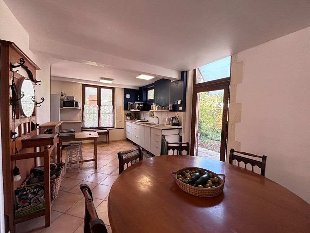 Vente Maison Maison de caractère rénovée avec cour et garage, à distance de marche du centre-ville. Ruffec