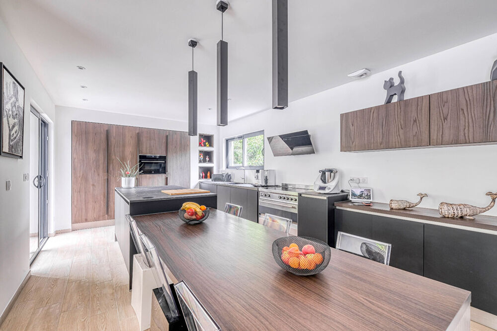 Villa d'architecte contemporaine avec piscine - les Coteaux de Chessy - 7 pièces - 175 m2