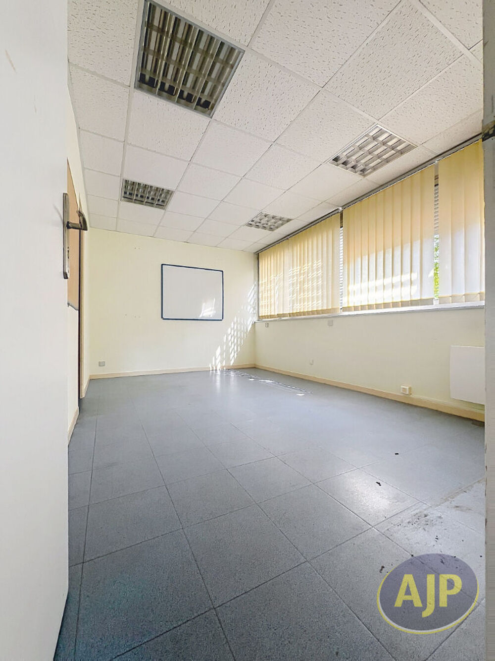   Local commercial Segre Segre