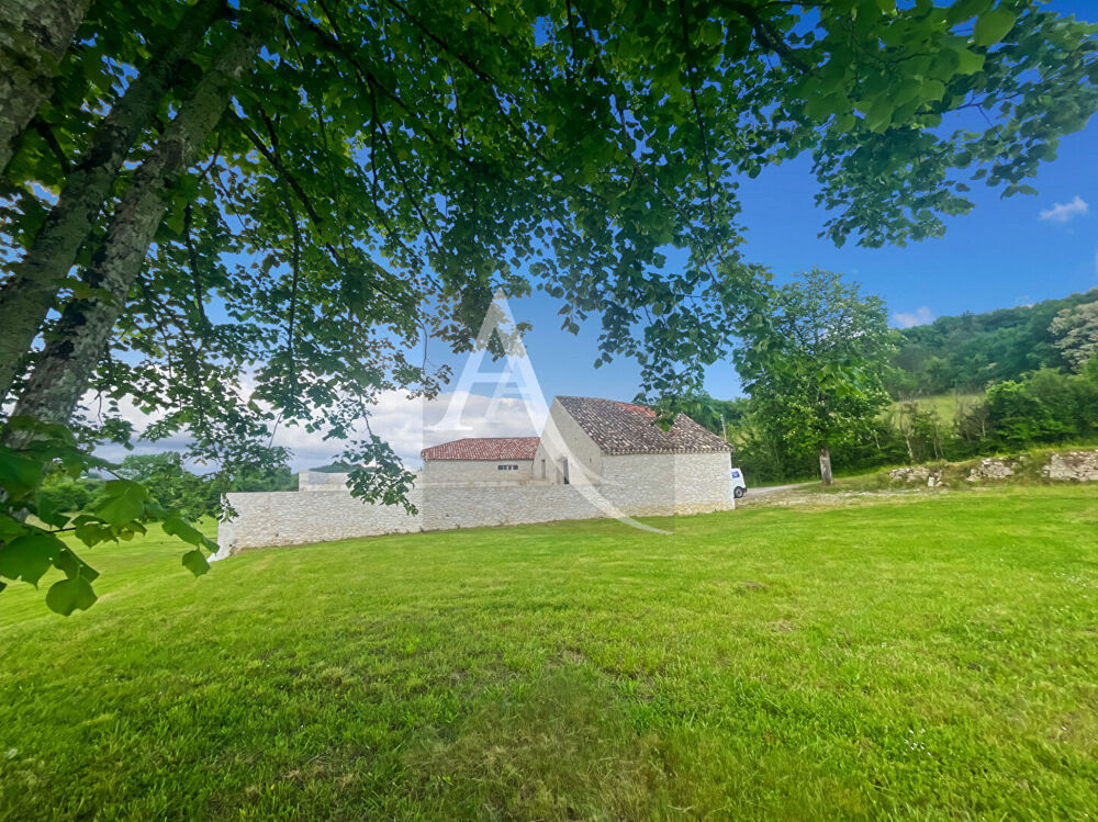 Maison en pierre avec piscine à la campagne