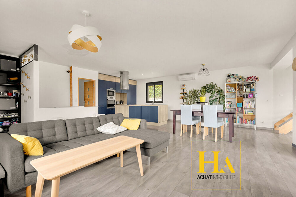 Vente Maison Maison de caractère de 118 m² avec pigeonnier, vue dégagée, piscine et panneaux solaires Ayguesvives
