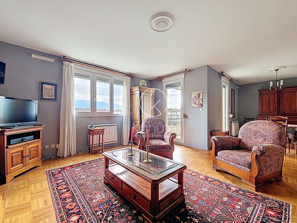 Terrasse avec vue au 4éme et dernier étage pour ce bel appartement, garage inclus