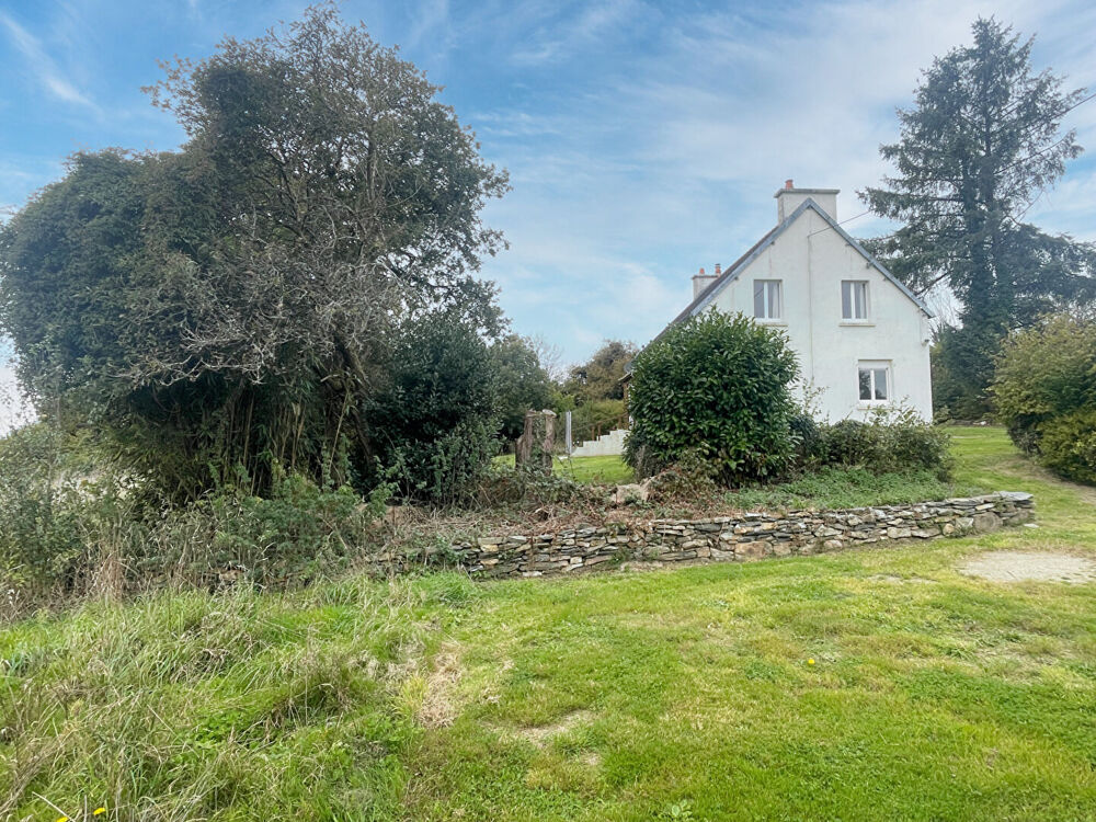 FINISTÈRE: Proche Huelgoat. Spacieuse maison de 3 chambres exposée sud avec terrain et dépendance en pierre.