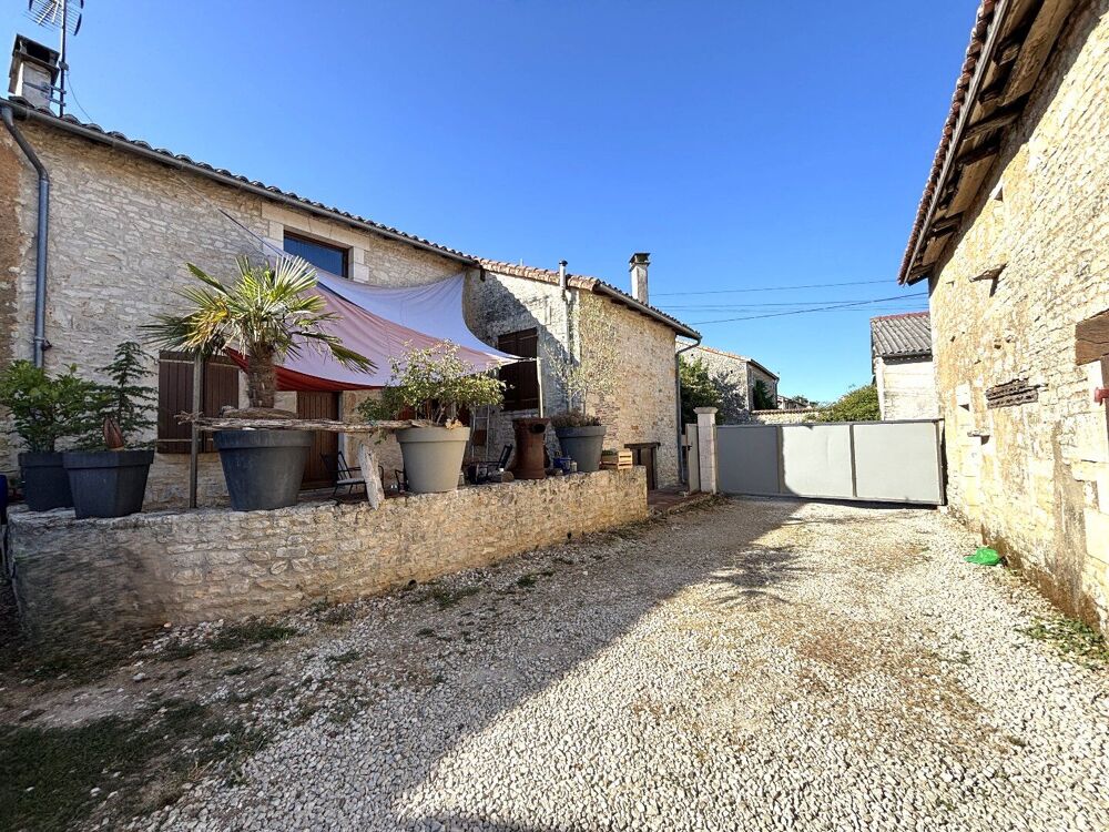 Maison de caractère au coeur d'un village avec seconde maison à finir de rénover et deux granges.