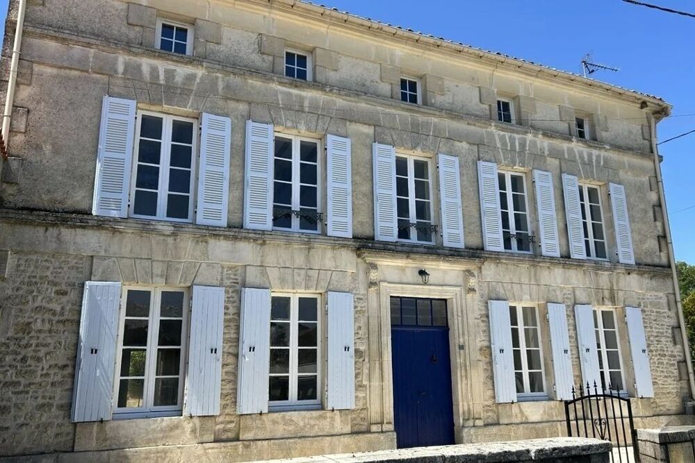 Grande maison de caractère au coeur de Néré avec jardin et dépendance