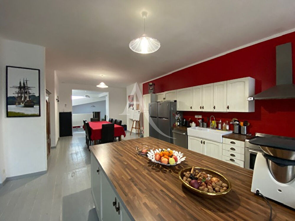 Vente Maison Vaste maison avec jardin, terrasse, garage et piscine Rochefort