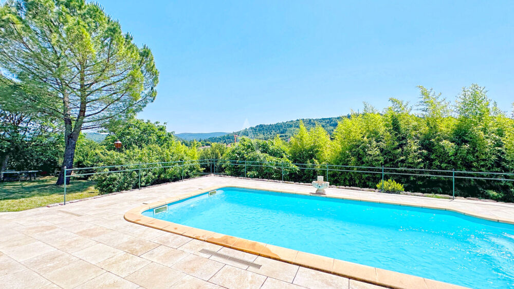 SUPERBE VILLA AU CALME ET A LA VUE IMPRENABLE SUR LE CHÂTEAU DE CERESTE-EN-LUBERON SUR 7380M2 DE TERRAIN AVEC PISCINE
