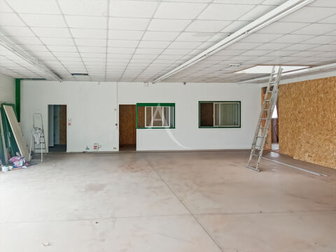   A SAINT-CHRISTOPHE-DU-LIGNERON, Local commercial de 180 m² 