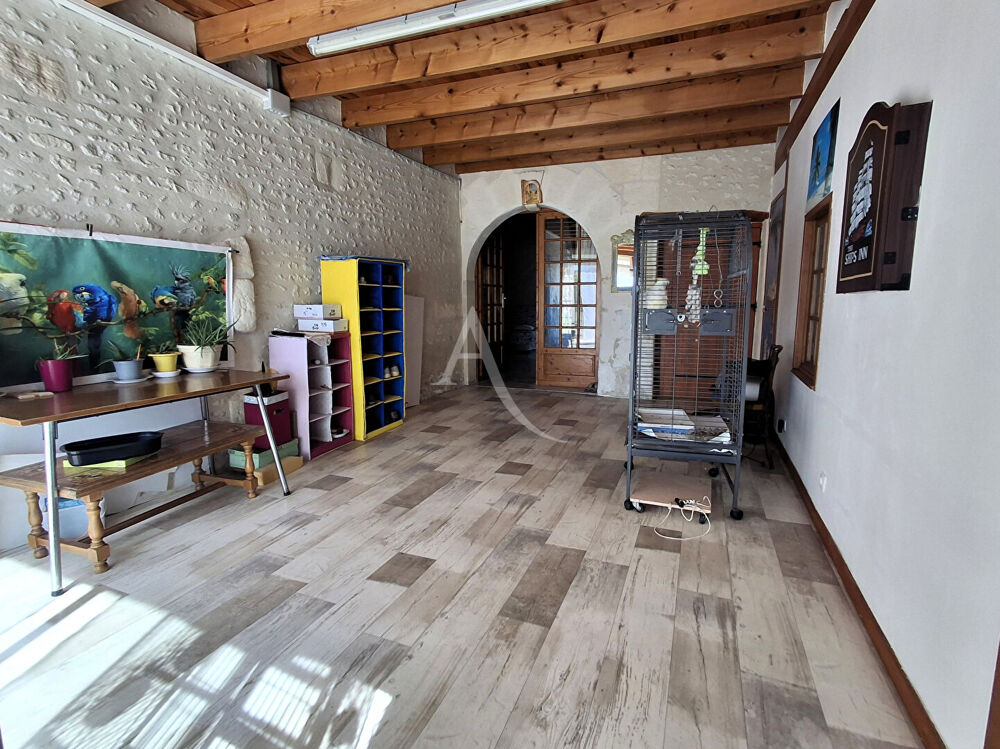 Vente Maison Maison 9 pièces 242 m2 avec dépendances. 5 min de SAINTES Preguillac