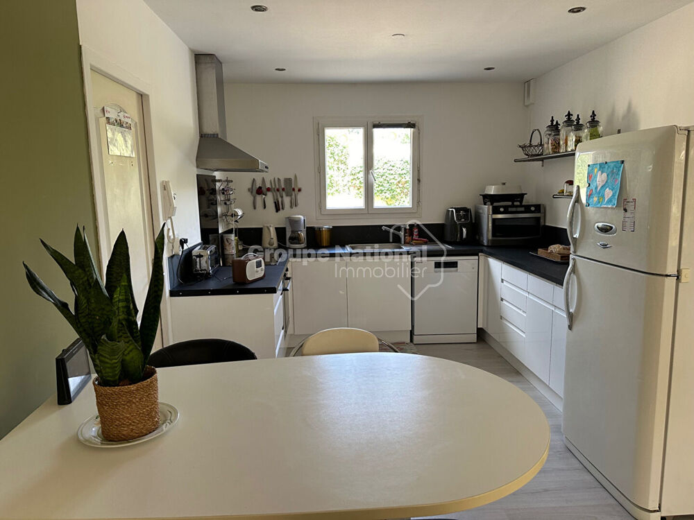 Villa 4 chambres avec terrasse et piscine sur 704m2 de terrain arboré
