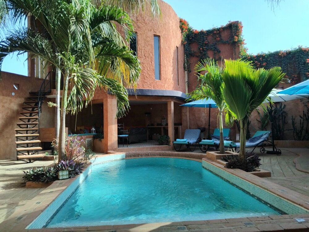 Location Maison LOCATION ANNUELLE POUR CE RIAD ATYPIQUE AVEC PISCINE SITUE A PIEDS DE LA MER ET DES COMMERCES Quartier Drève des Belges, Ngaparo Ngaparou (Senegal)