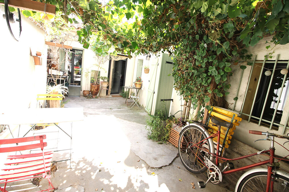 NIMES Charmante Maison de ville d'environ 63m² avec une cour privative.