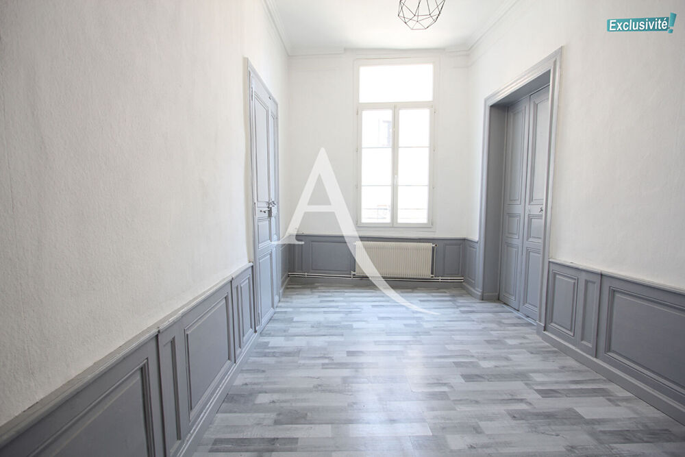 Location Appartement LUMINEUX T3 RÉNOVÉ au 2e étage d'un immeuble ancien, en plein coeur de Montpellier Montpellier