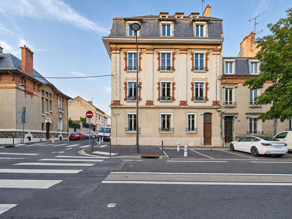 Appartement haussmannien rempli de charme avec stationnement, dépendance et cave