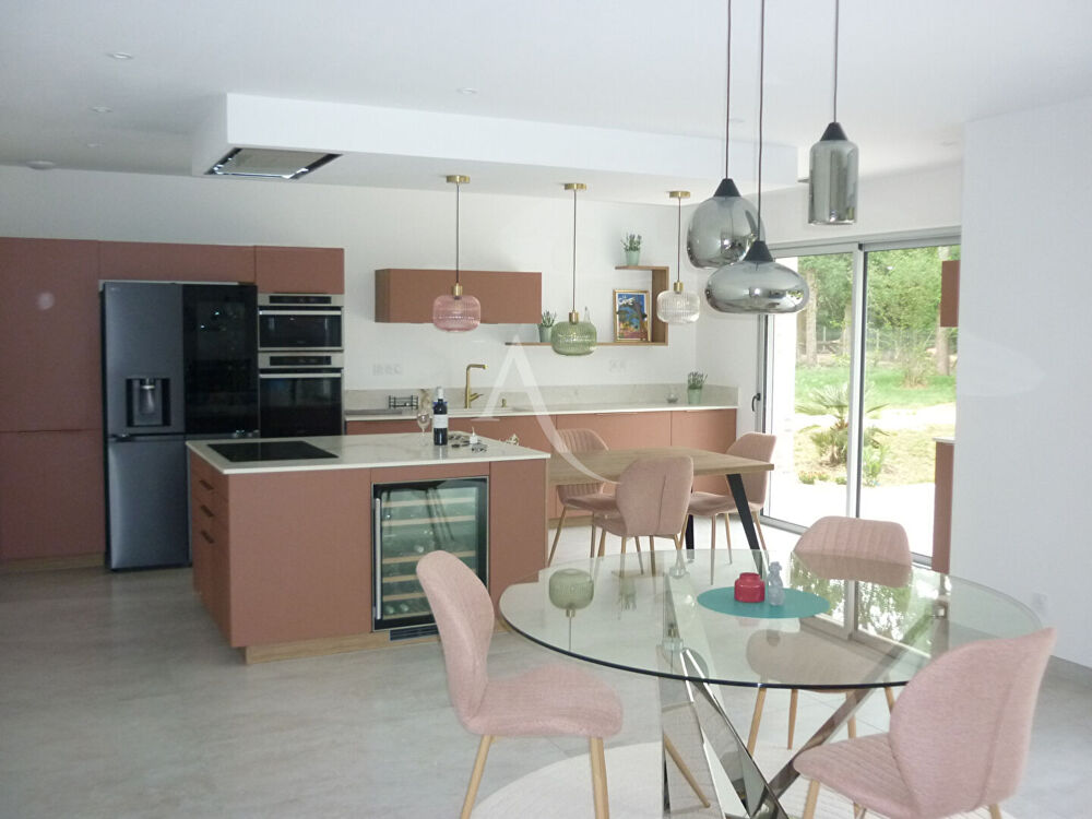 Propriété familiale neuve avec dépendance
