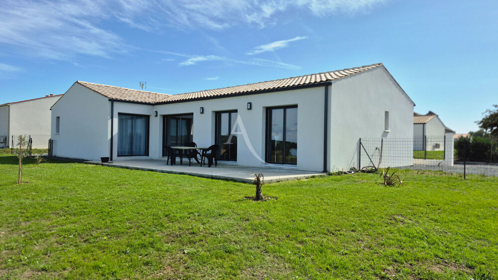 Maison de plain pied à Corme Royal de 2024