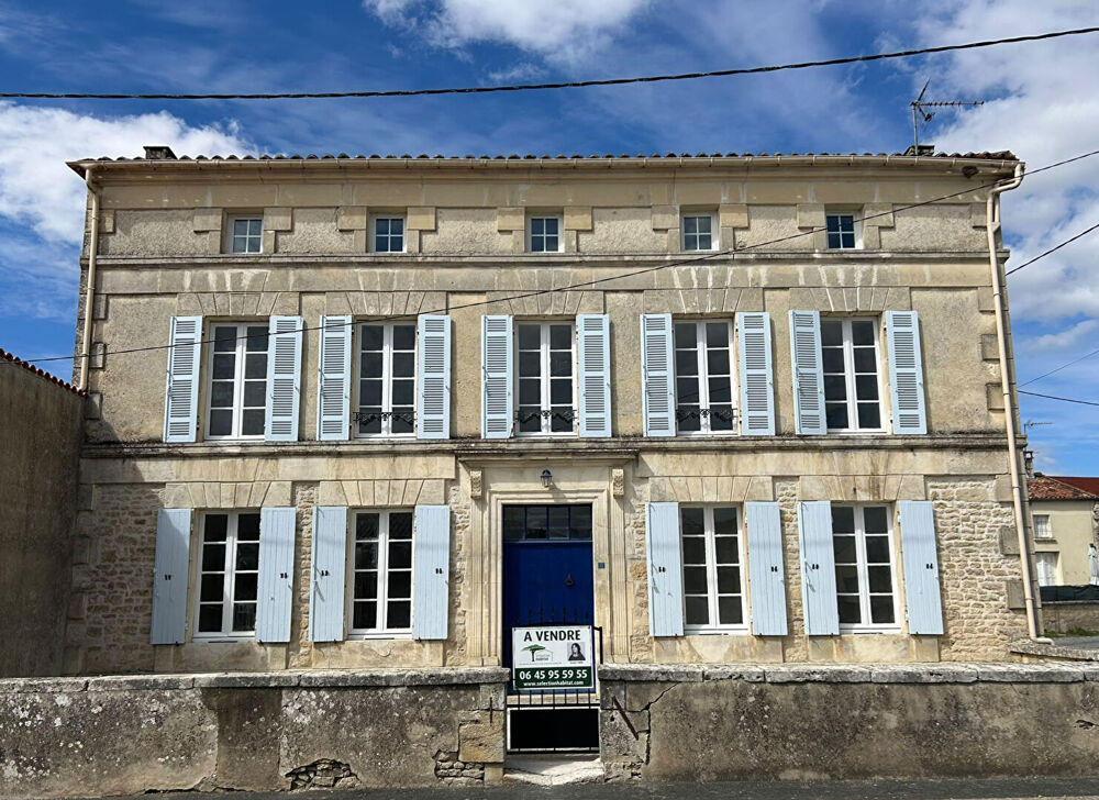Grande maison de caractère au coeur de Néré avec jardin et dépendance