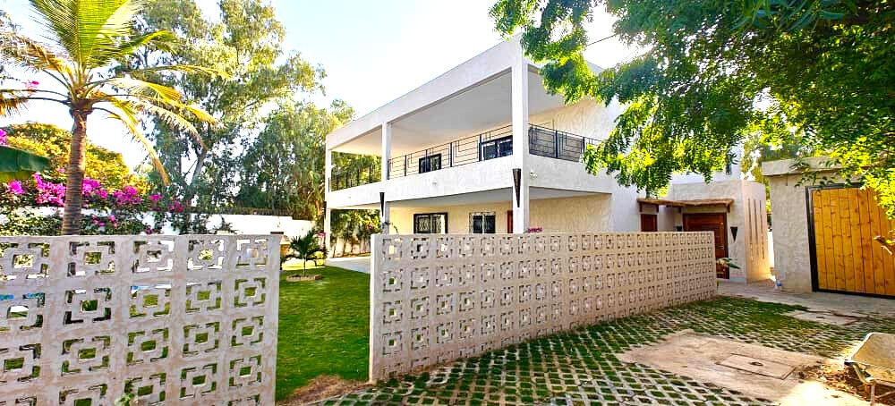 Location Maison A LOUER SPACIEUSE MAISON NEUVE JOLIMENT MEUBLEE AVEC PISCINE ET BEAU JARDIN SITUEE DANS UN QUARTIER RESIDENTIEL PROCHE COMMERCES Ngaparou (Senegal)