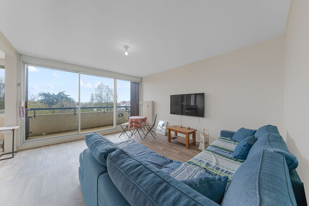 Appartement T3 de 66 m2 en dernier étage, proche centre-ville avec balcon , cave et ascenseur