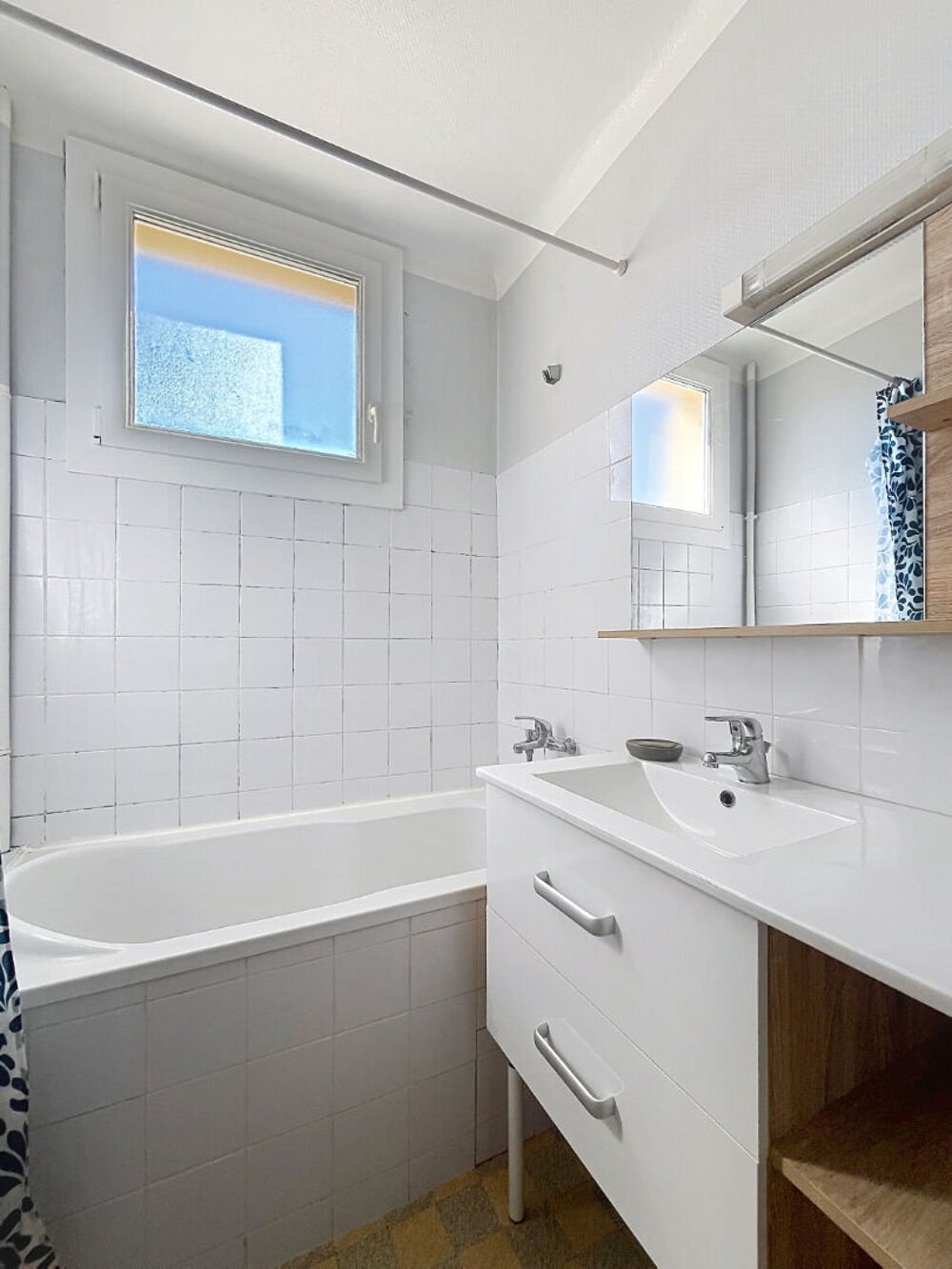 Appartement Livron Sur Drome T3 Dde 60 m², dernier étage, 2 chambres, très bon état.