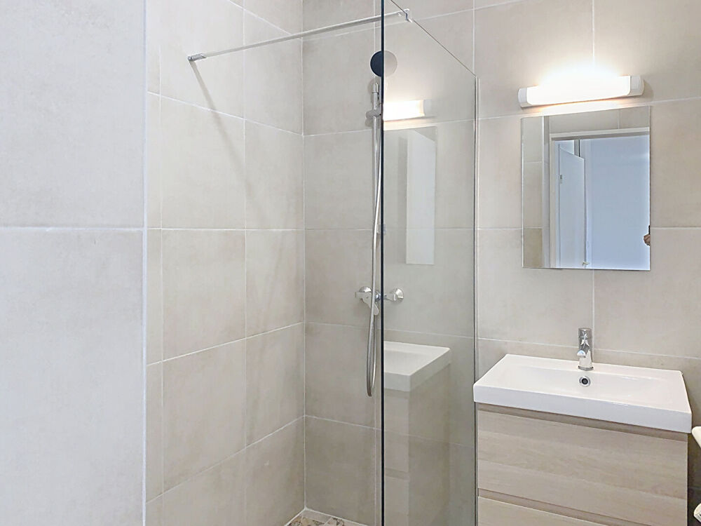 Location Appartement T2 rénové de 44 m² avec petit balcon exposé Sud Les angles