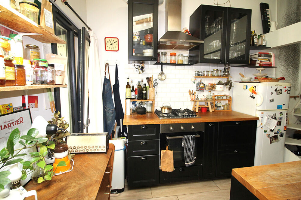 NIMES Charmante Maison de ville d'environ 63m² avec une cour privative.