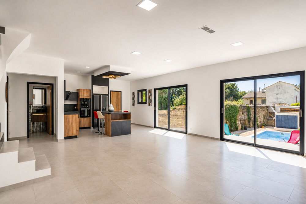 Maison d'architecte récente avec piscine et suite parentale de plain-pied à proximité d'Uzès