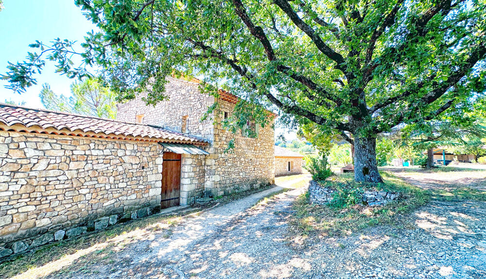 SUPERBE VILLA AU CALME ET A LA VUE IMPRENABLE SUR LE CHÂTEAU DE CERESTE-EN-LUBERON SUR 7380M2 DE TERRAIN AVEC PISCINE