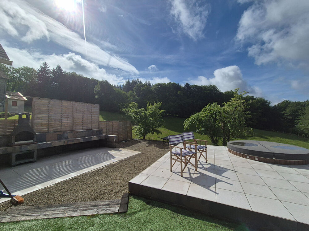 Vente Maison CORRÈZE. Proche d'EYMOUTIERS. Charmante maison en pierre de 3 chambres avec garage, jacuzzi et terrain de 510 m². Magnifique vue Lacelle
