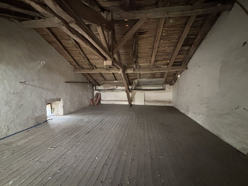 Maison en pierre pleine de charme, habitable et offrant un fort potentiel