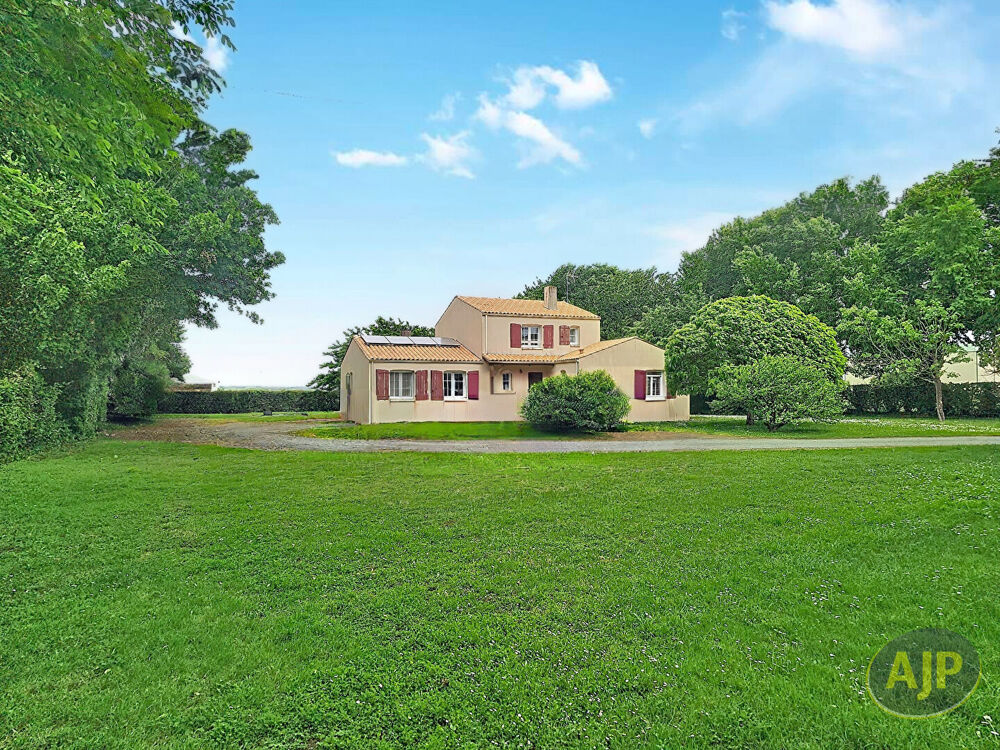 Maison 7 pièces 153 m² · à Petosse · 153 m² · 253 320 €
