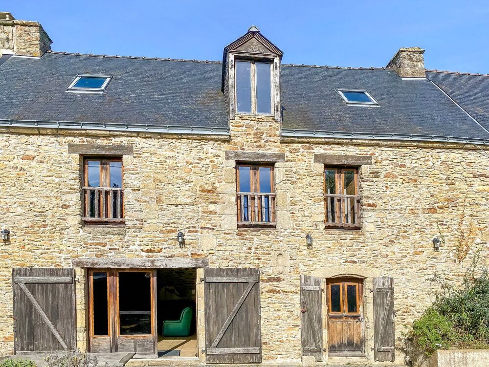 Jolie maison en pierre proche des plages avec grand jardin, puits et dépendance