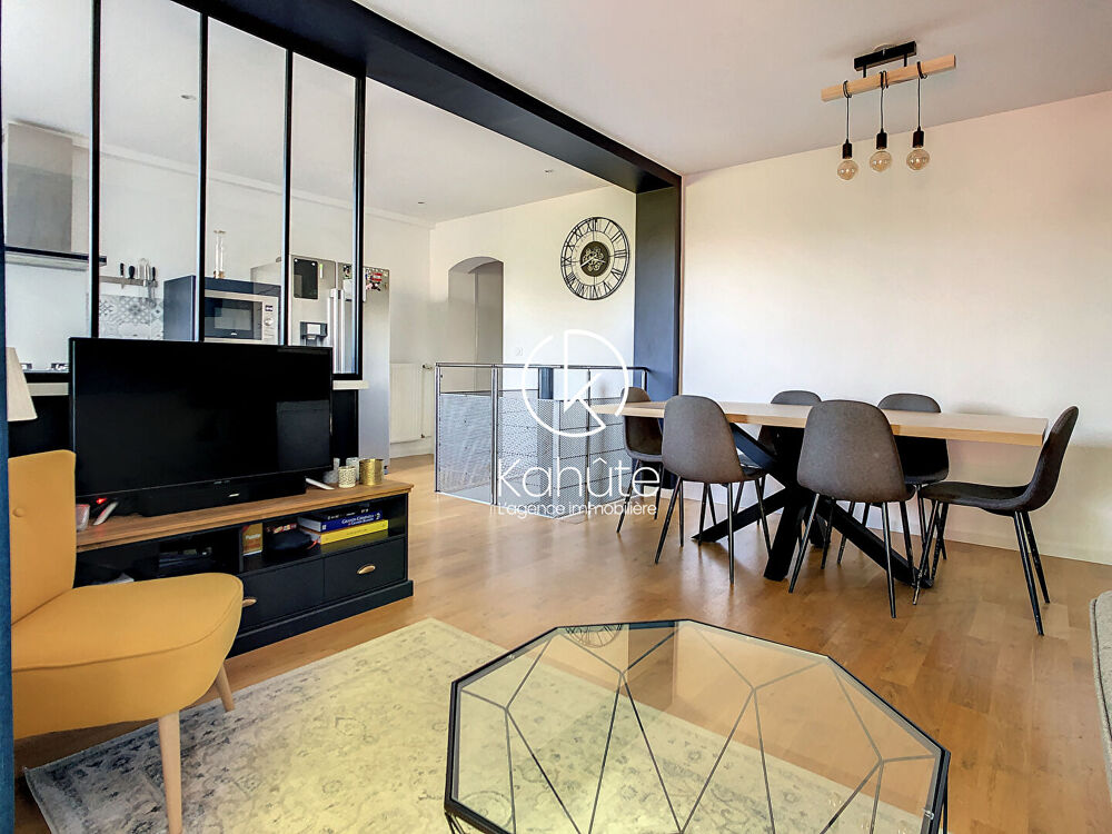 Appartement rénové avec gout de 86,40 m2 - 4 pièces, 3 chambres avec terrasse de 13,60m2 et cave de 33,15m2 sur la commune de Sa