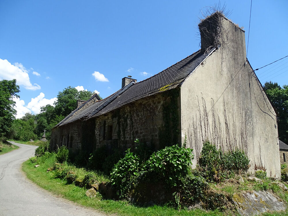 CÔTES-D'ARMOR. Maison individuelle en pierre à rénover, proche de Saint-Nicolas-du-Pélem