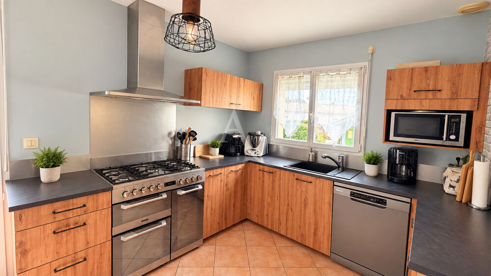 Vente Maison Exclusivité - Pavillon de plain-pied avec 4 chambres, Bureau et piscine Chaniers