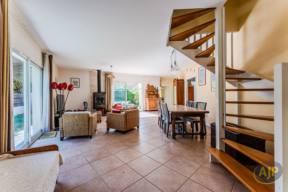 TAUSSAT AU COEUR DU BOURG MAISON 4 CHAMBRES DE 138M²