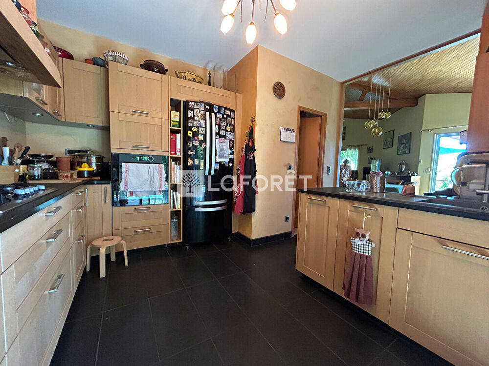 Cahors belle maison T5 avec 4 chambres , piscine sur 3200m² de terrain.