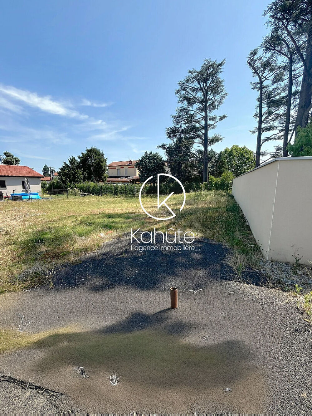 Vente Terrain Sur les hauteurs de St Chamond au pied du Pilat Terrain plat constructible et viabilisé de 557m2 - libre constructeur Saint chamond
